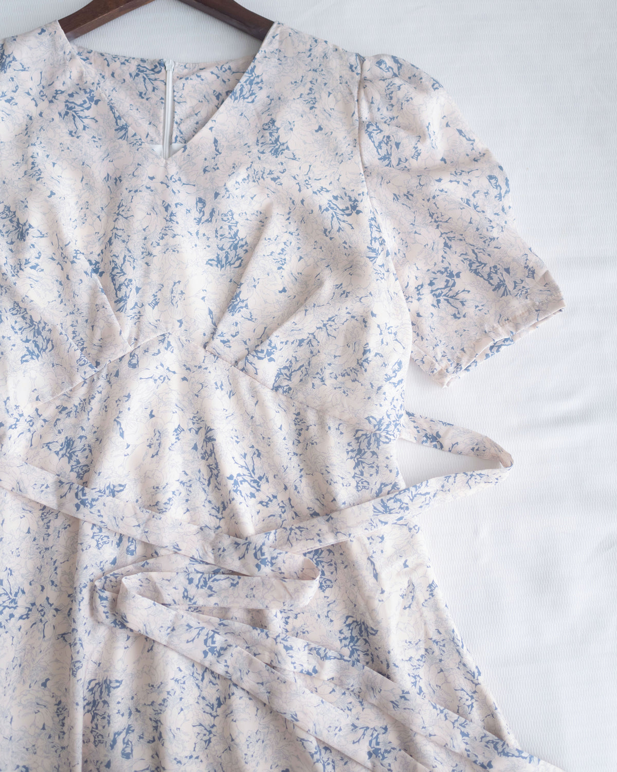 Floral line Dress 線條青花印花弧腰線連身裙/ DS1171