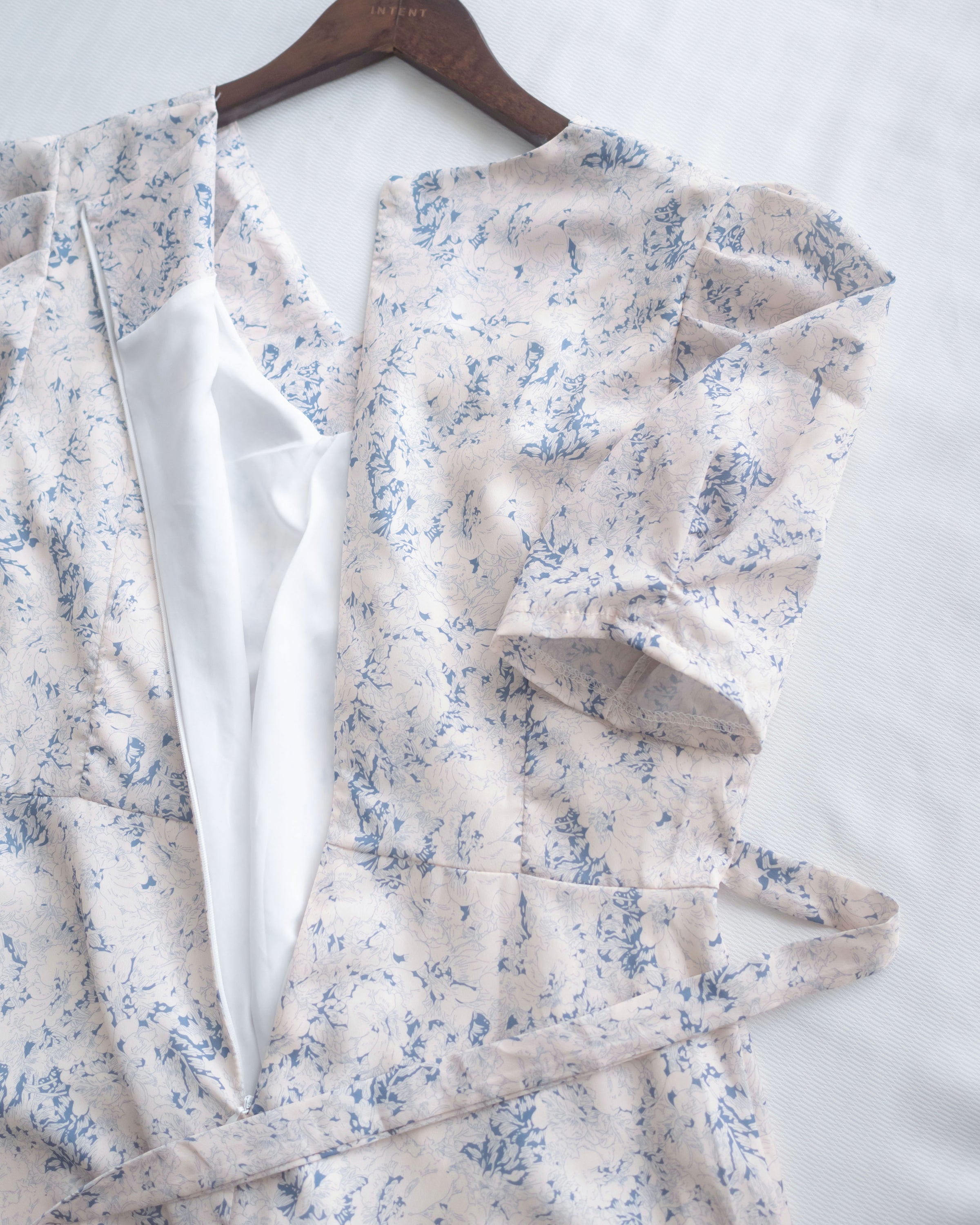 Floral line Dress 線條青花印花弧腰線連身裙/ DS1171