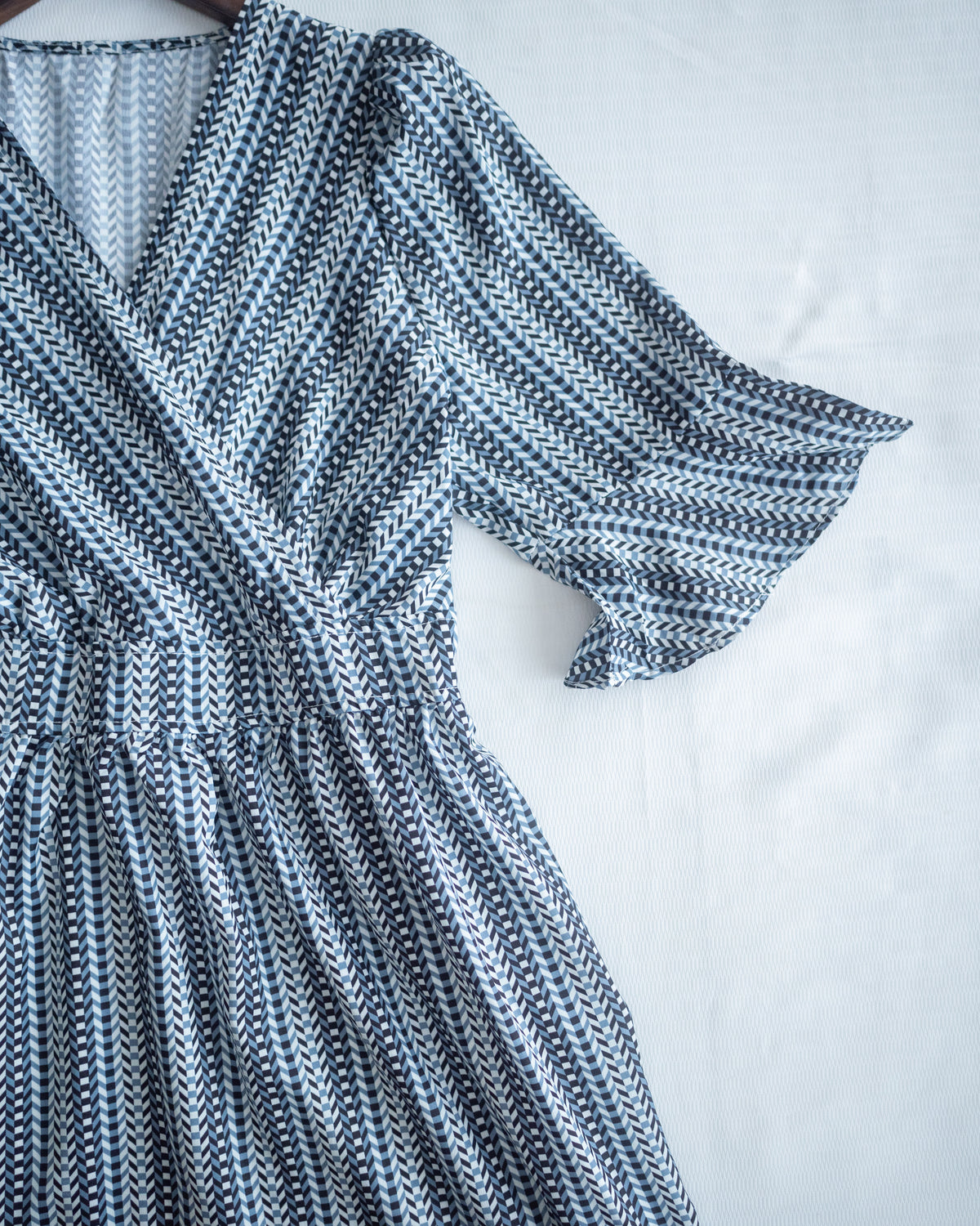Geometric Dress 幾何剪紋印花疊V領後腰彈性連身裙/ DS1193