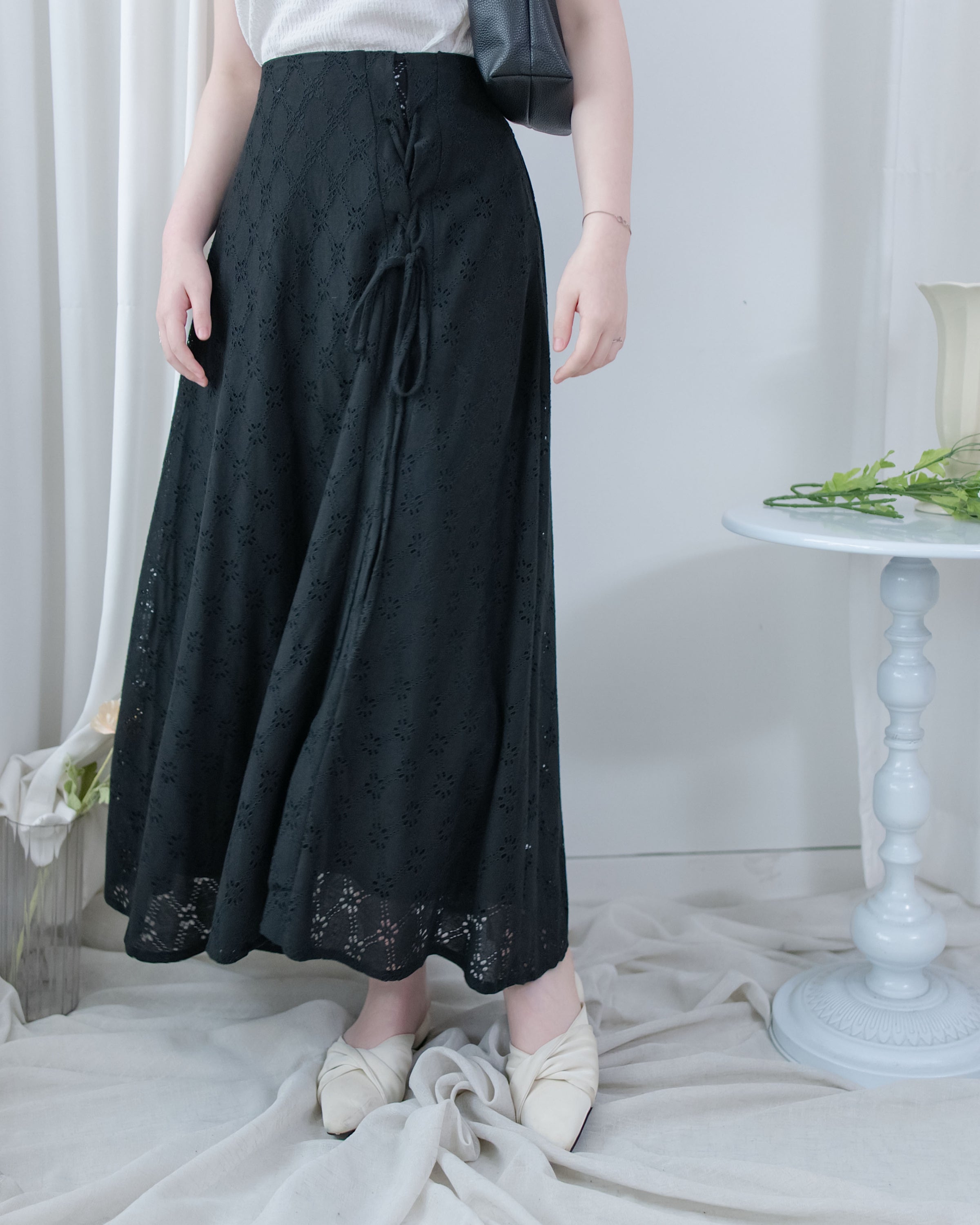 Embroidery Skirt 交叉打結棉質通花傘形半裙/ SK8941