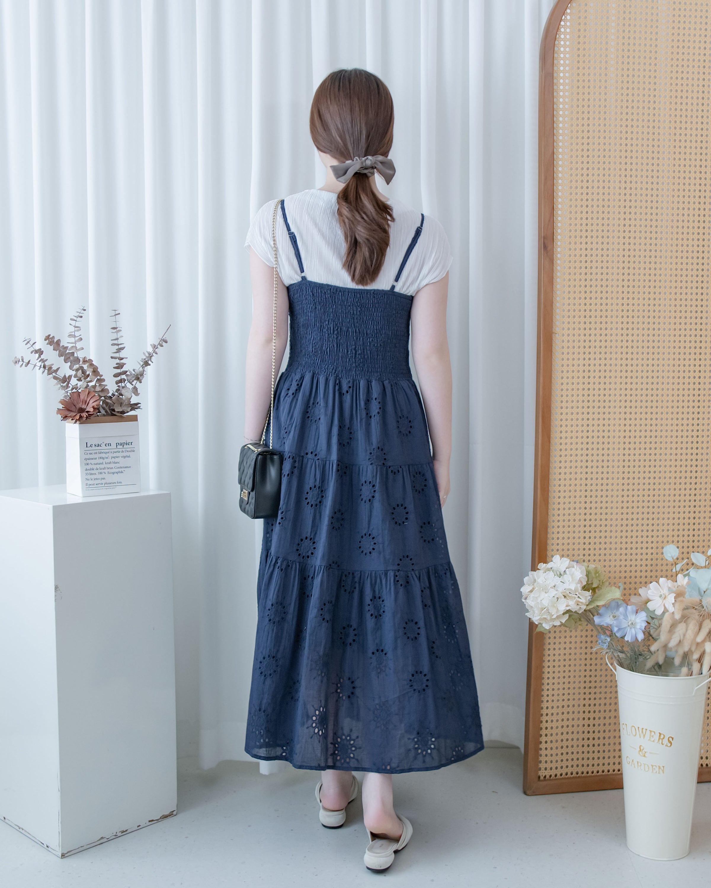 Daisy Embroidered Dress 鏤空刺繡彈性修身傘形連身裙/ DS1138