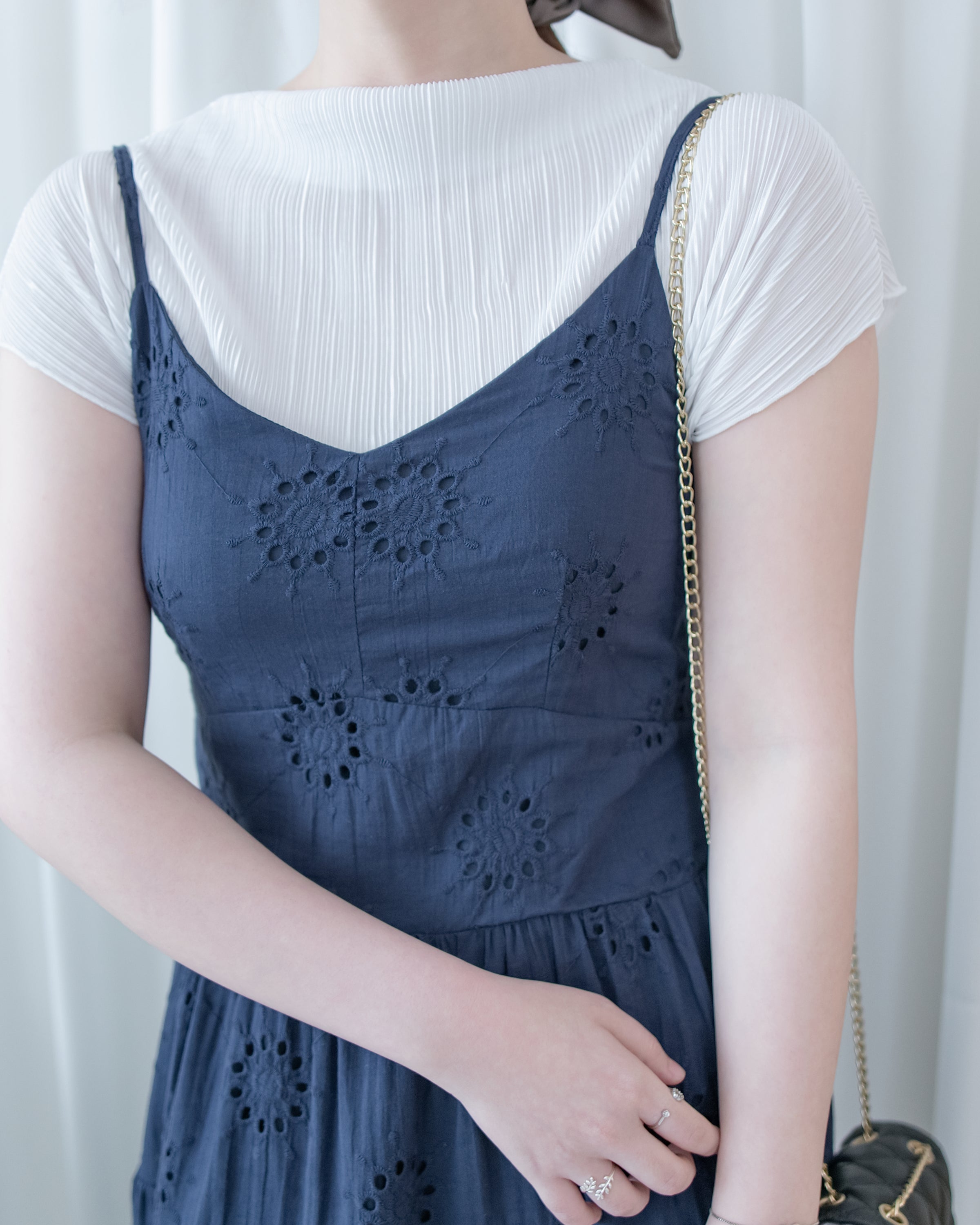Daisy Embroidered Dress 鏤空刺繡彈性修身傘形連身裙/ DS1138