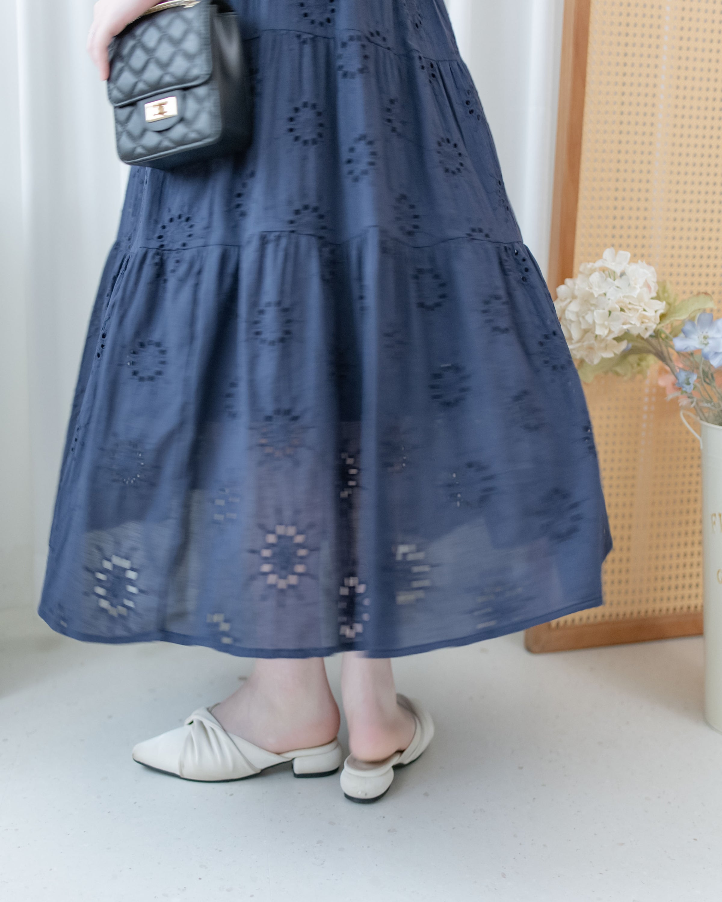 Daisy Embroidered Dress 鏤空刺繡彈性修身傘形連身裙/ DS1138