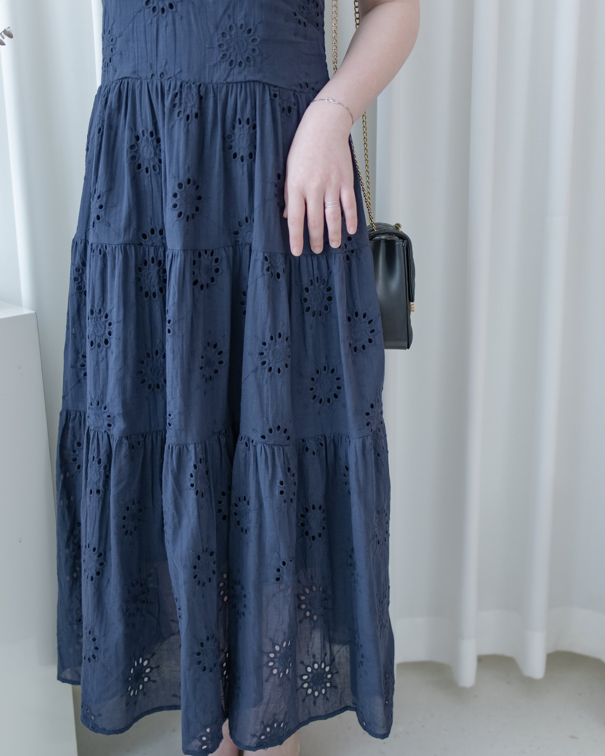 Daisy Embroidered Dress 鏤空刺繡彈性修身傘形連身裙/ DS1138