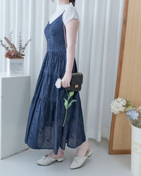 Daisy Embroidered Dress 鏤空刺繡彈性修身傘形連身裙/ DS1138
