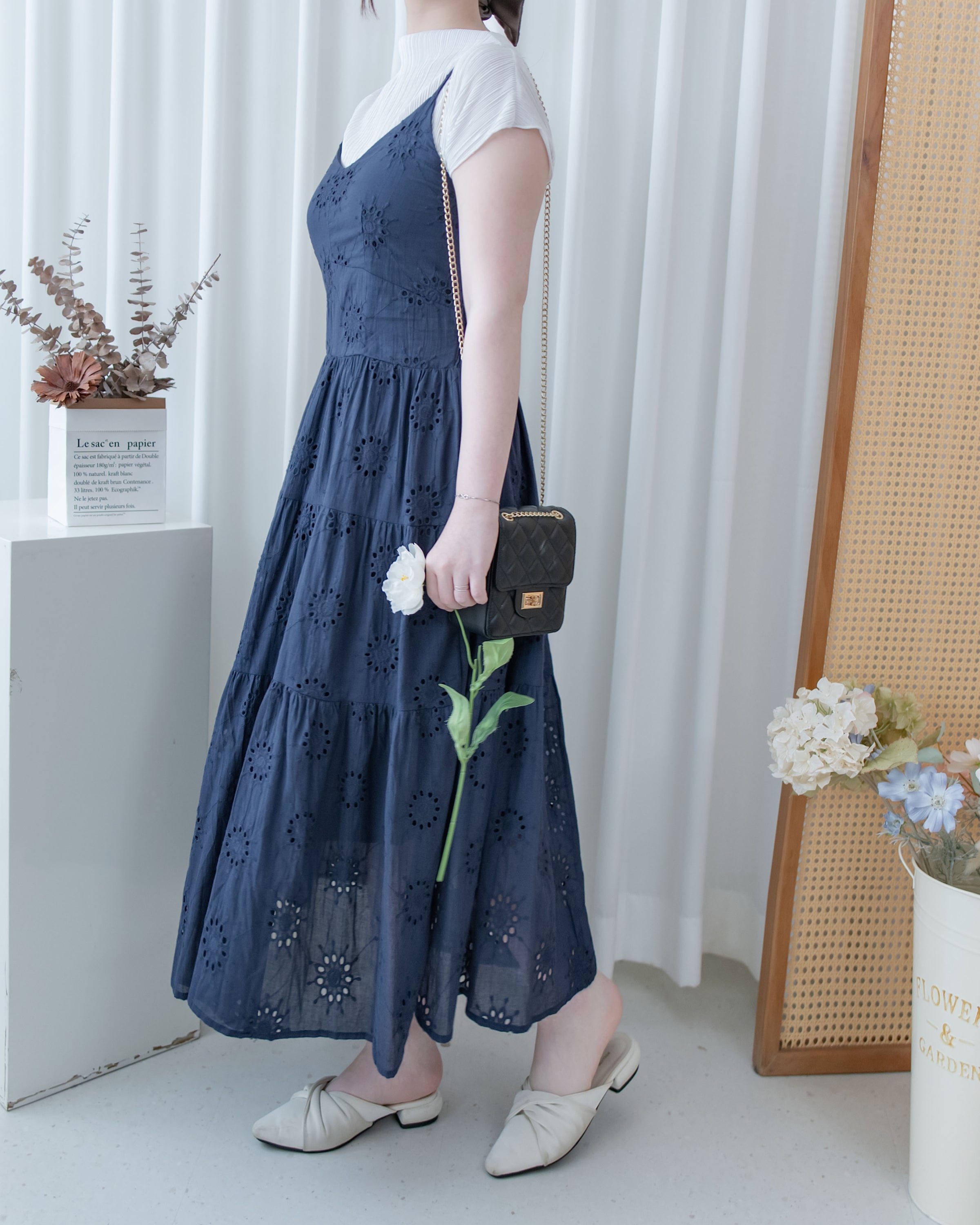Daisy Embroidered Dress 鏤空刺繡彈性修身傘形連身裙/ DS1138