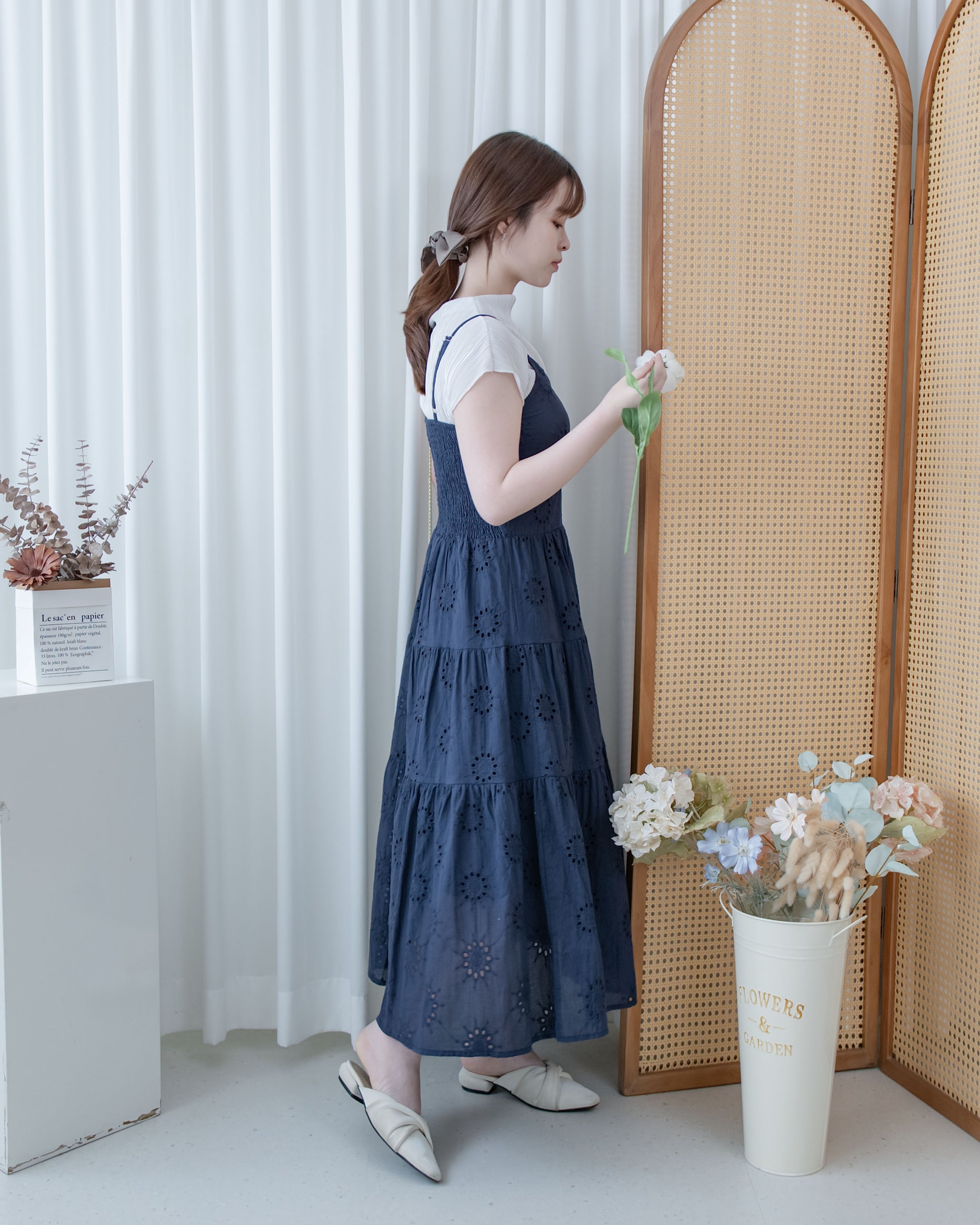 Daisy Embroidered Dress 鏤空刺繡彈性修身傘形連身裙/ DS1138