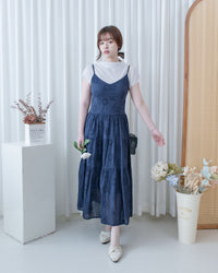 Daisy Embroidered Dress 鏤空刺繡彈性修身傘形連身裙/ DS1138