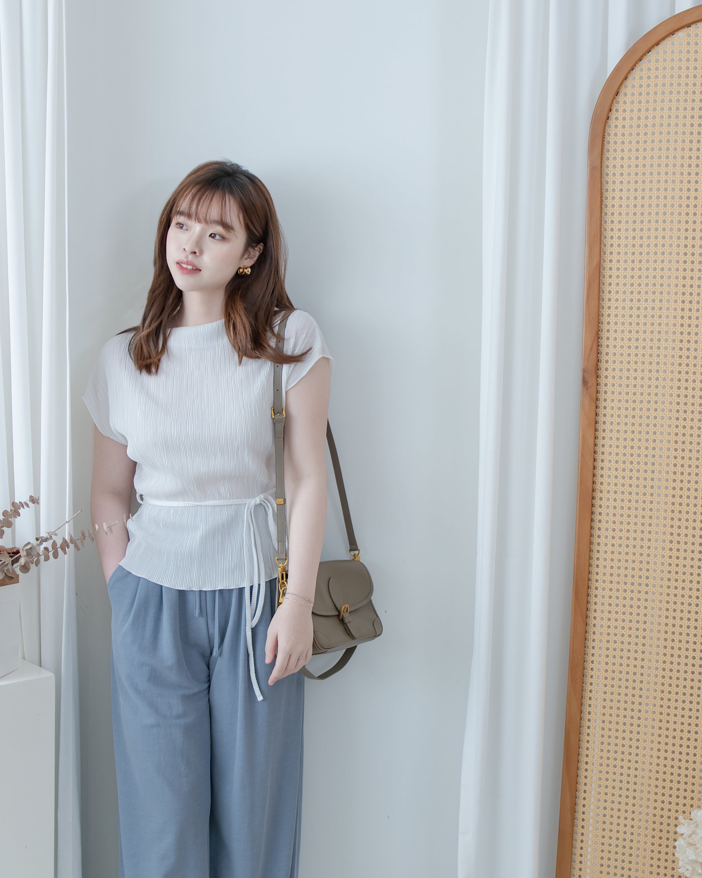 Pleated Blouse 微光澤壓褶船領上衣/ TP9230