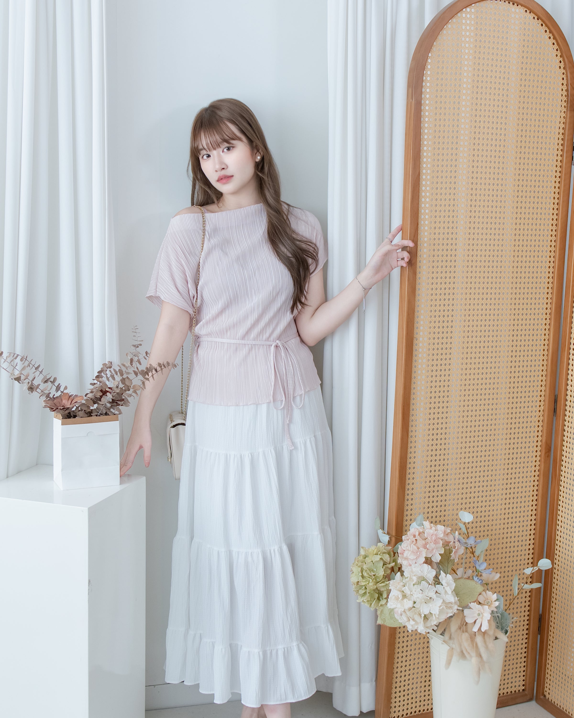 Pleated Blouse 微光澤壓褶船領上衣/ TP9230