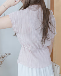Pleated Blouse 微光澤壓褶船領上衣/ TP9230