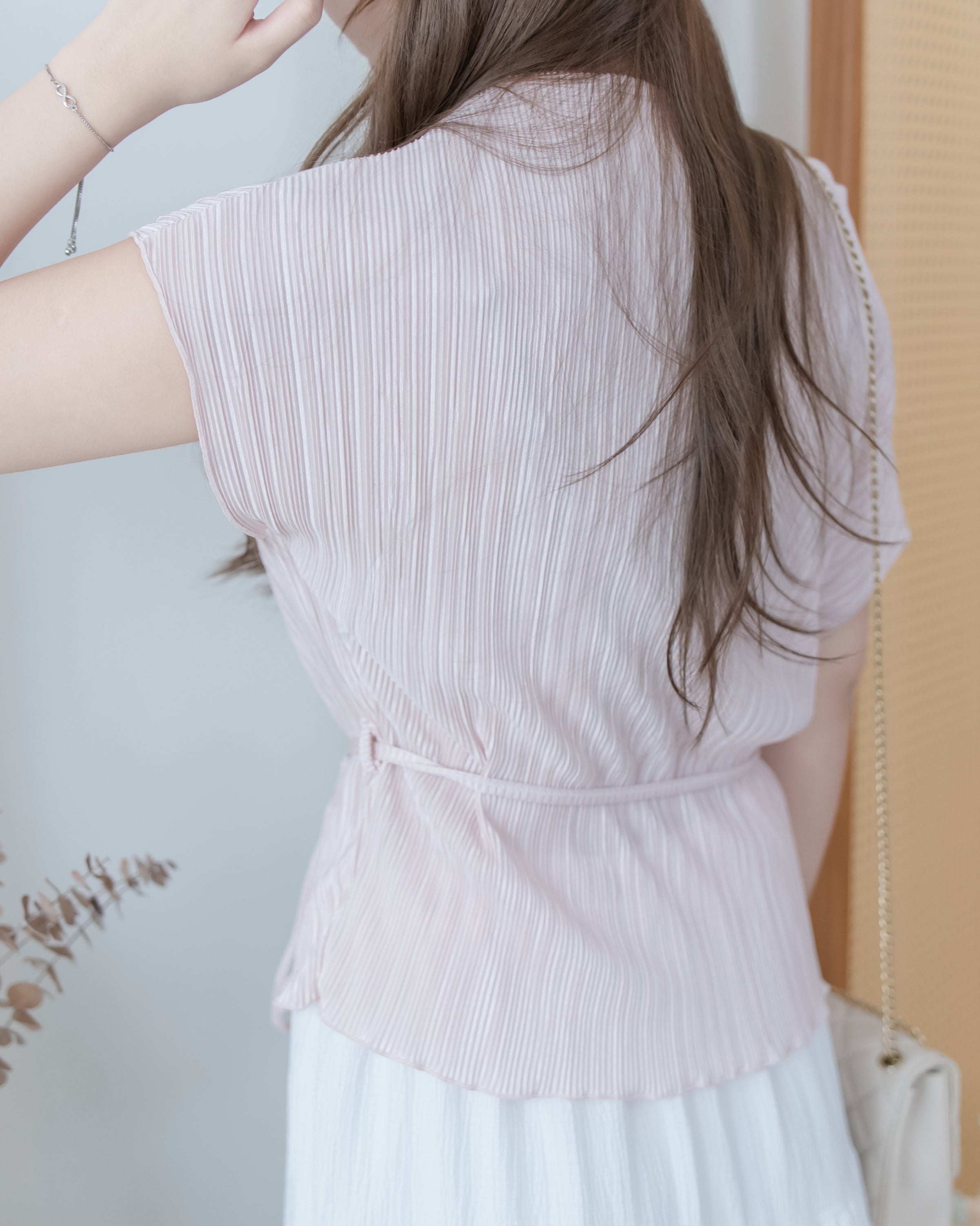 Pleated Blouse 微光澤壓褶船領上衣/ TP9230