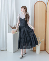 Daisy Embroidered Dress 鏤空刺繡彈性修身傘形連身裙/ DS1138