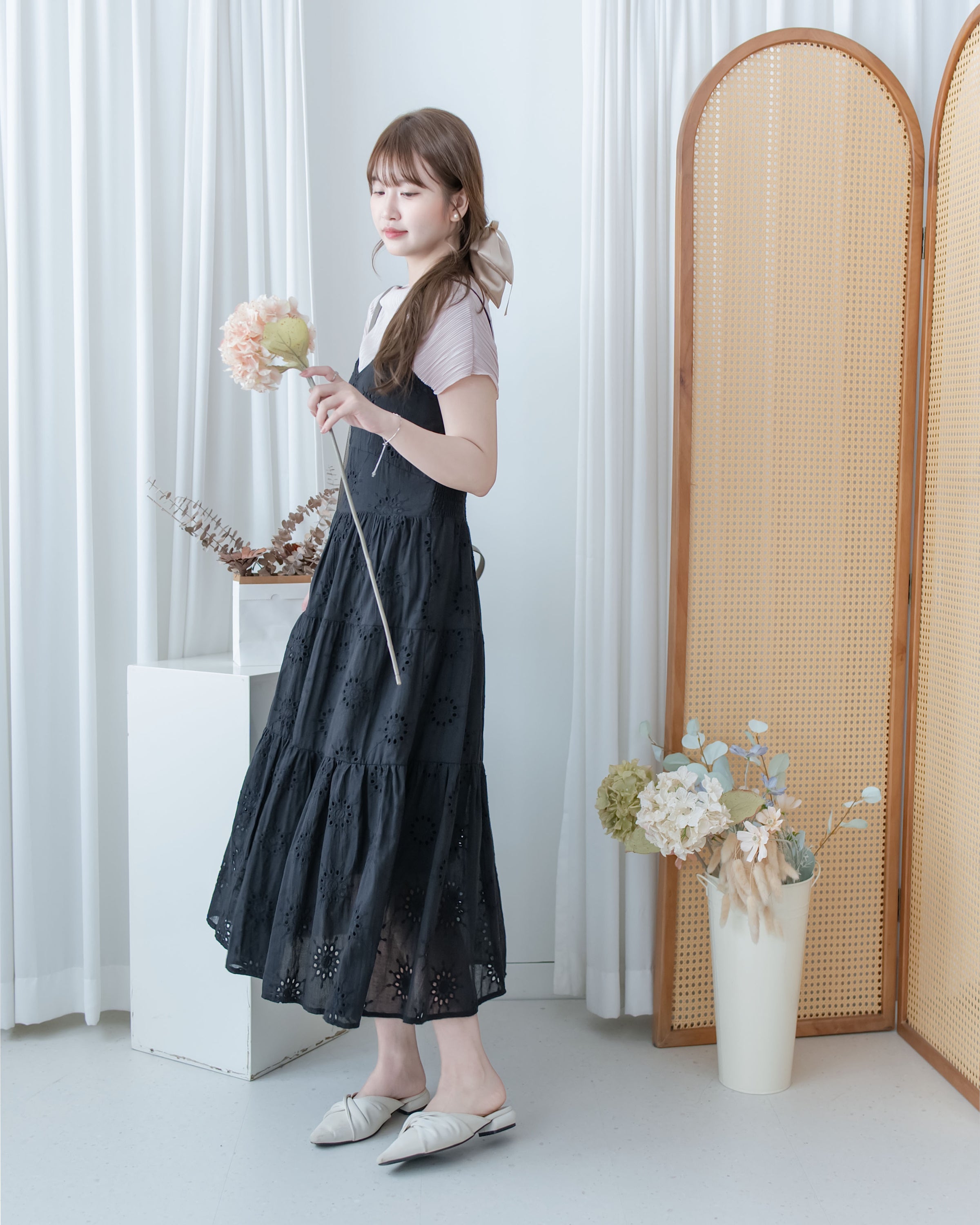 Daisy Embroidered Dress 鏤空刺繡彈性修身傘形連身裙/ DS1138