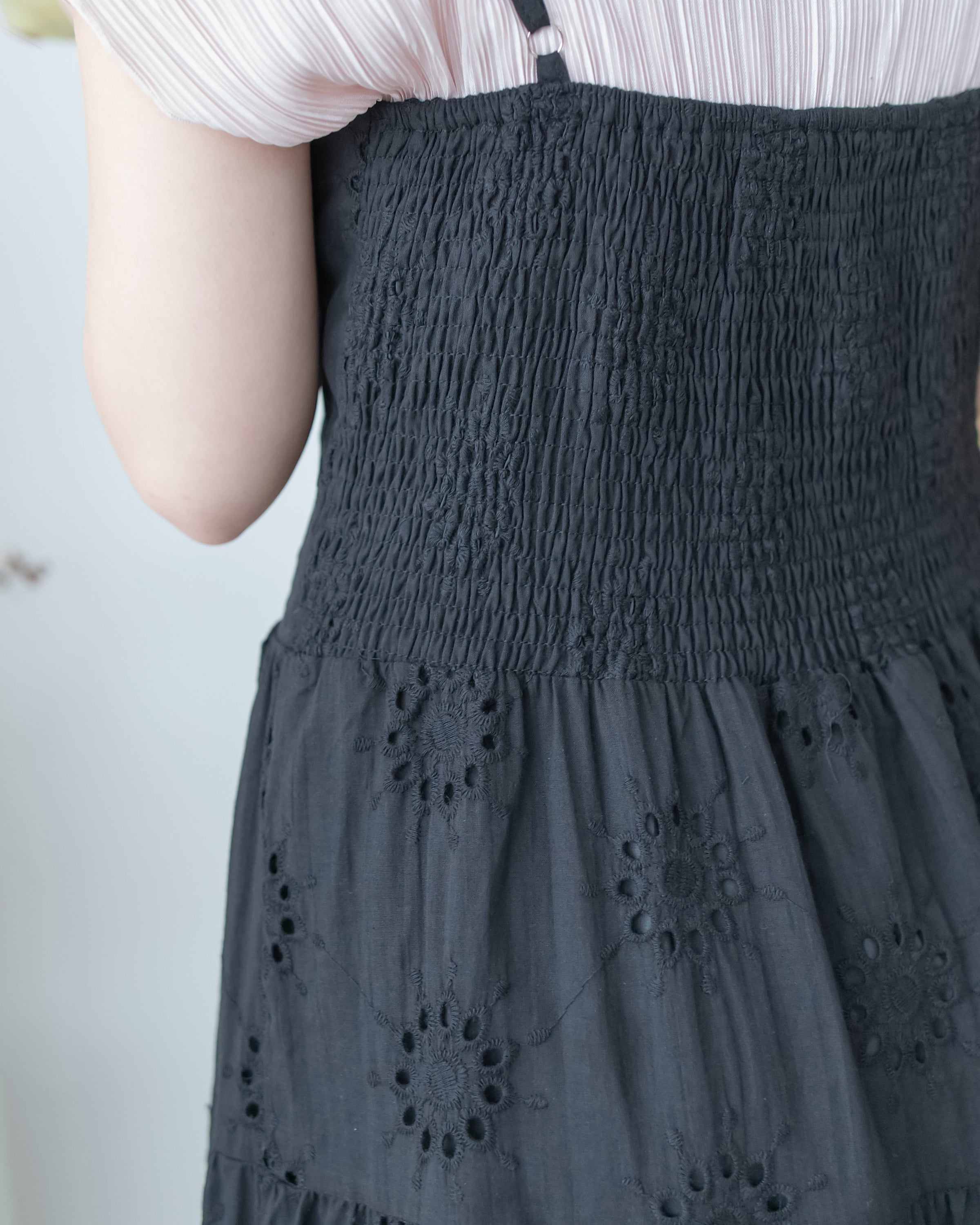 Daisy Embroidered Dress 鏤空刺繡彈性修身傘形連身裙/ DS1138