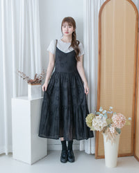 Daisy Embroidered Dress 鏤空刺繡彈性修身傘形連身裙/ DS1138