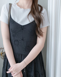 Daisy Embroidered Dress 鏤空刺繡彈性修身傘形連身裙/ DS1138