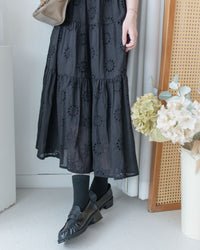 Daisy Embroidered Dress 鏤空刺繡彈性修身傘形連身裙/ DS1138