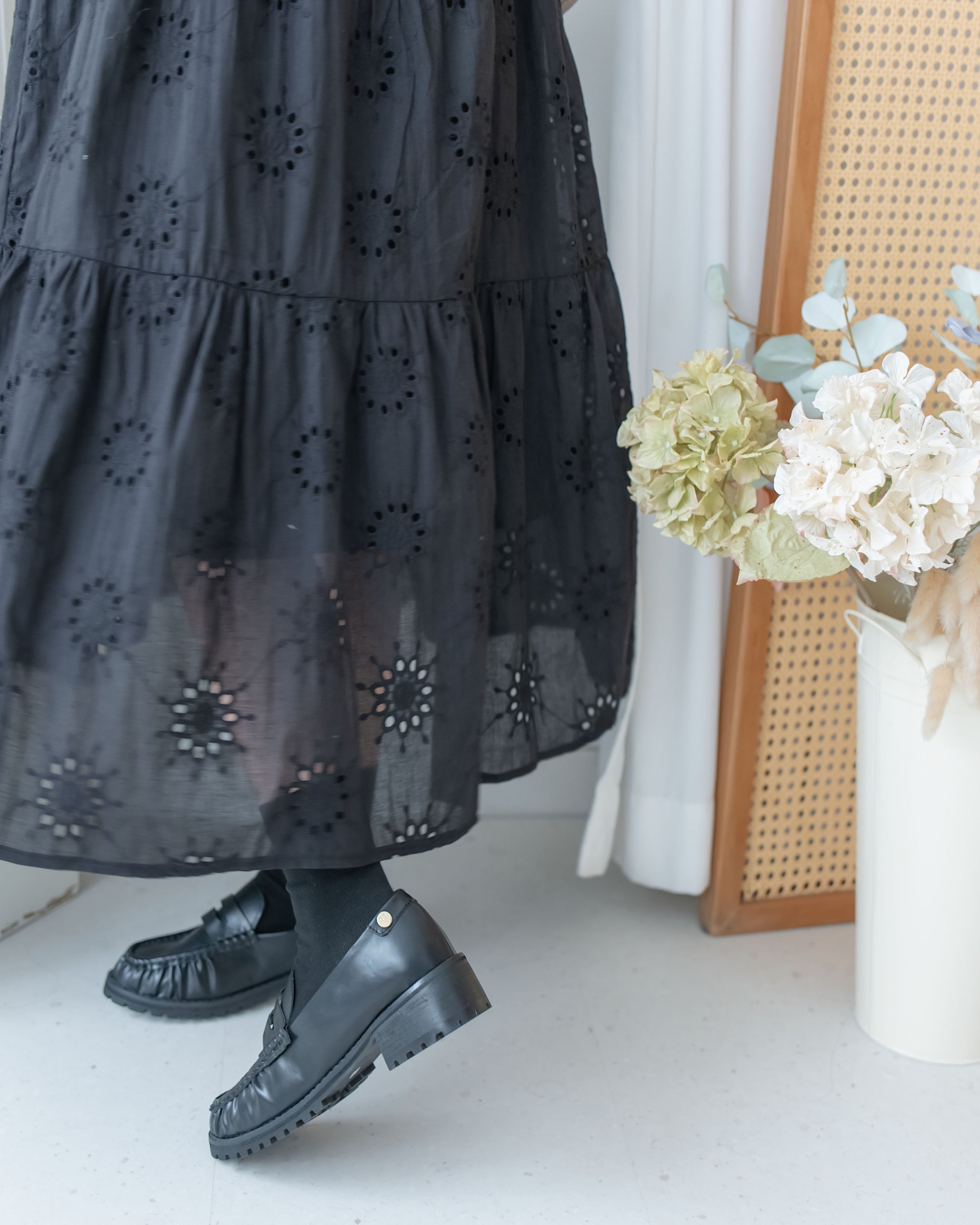 Daisy Embroidered Dress 鏤空刺繡彈性修身傘形連身裙/ DS1138