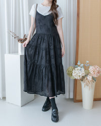Daisy Embroidered Dress 鏤空刺繡彈性修身傘形連身裙/ DS1138
