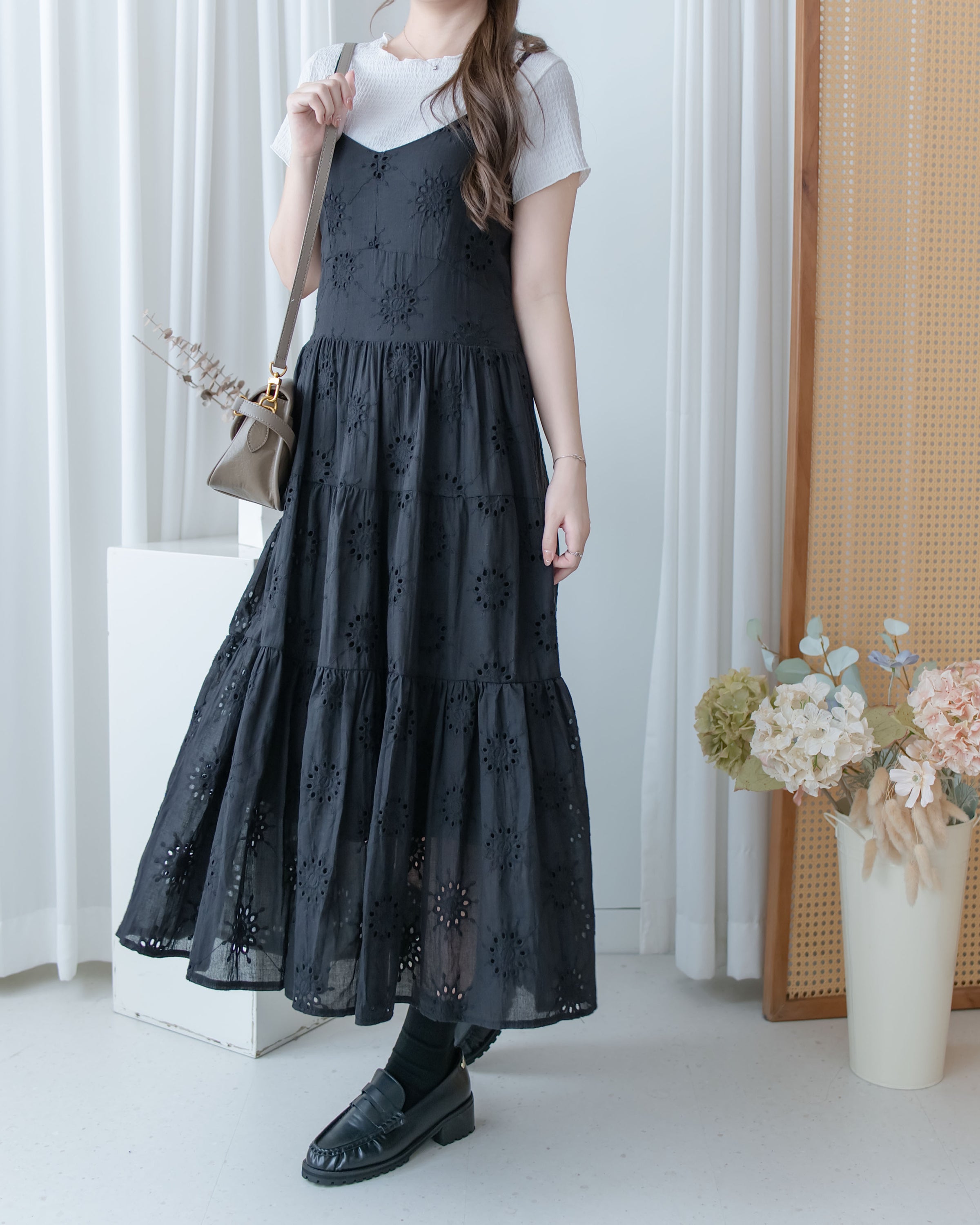 Daisy Embroidered Dress 鏤空刺繡彈性修身傘形連身裙/ DS1138