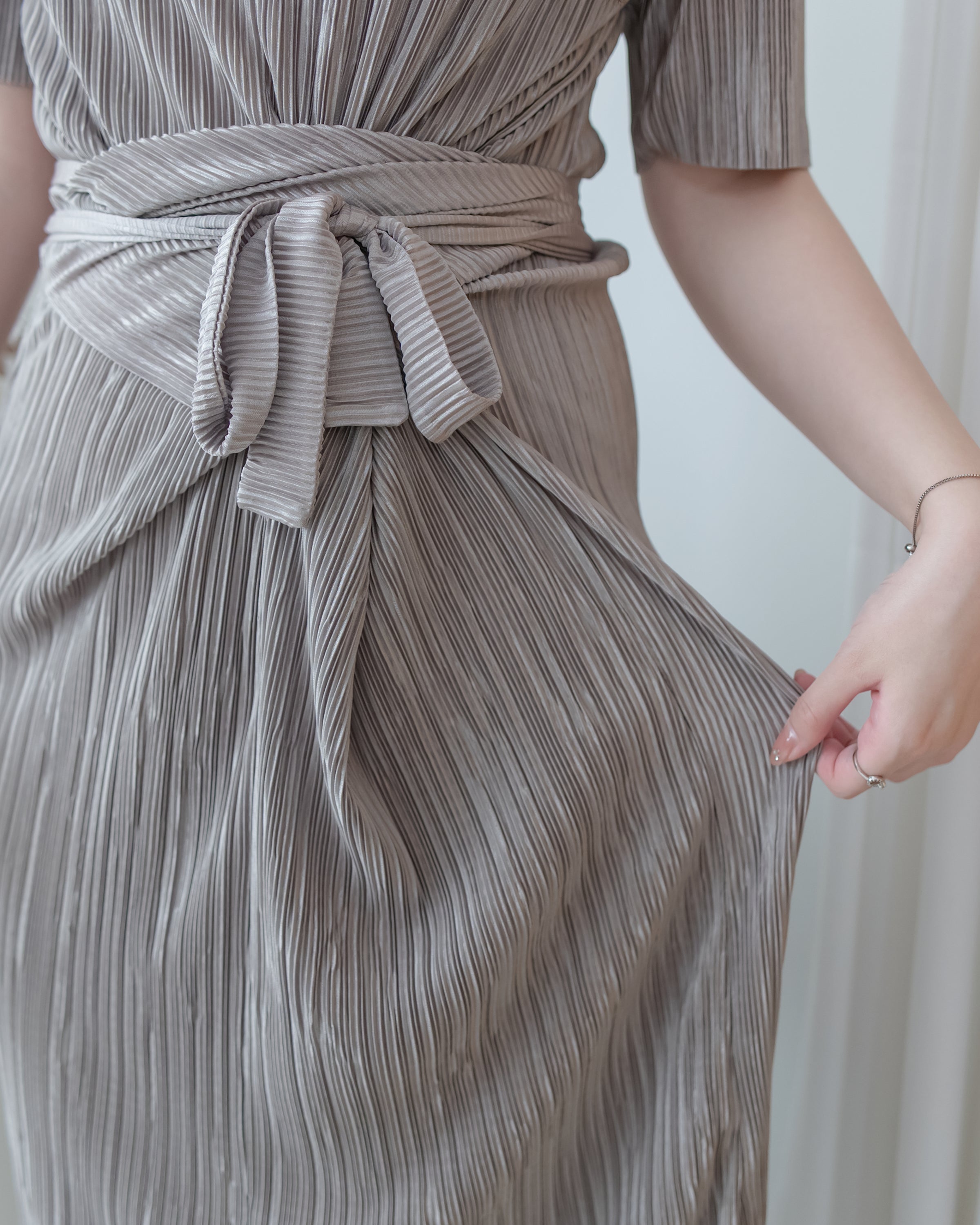 Wrap Dress 微光澤細褶交叉綁帶修身連身裙/ DS1137