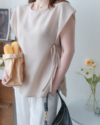 Side Ribbon Blouse 輕盈織紋雙側綁帶後金釦上衣/BU9144