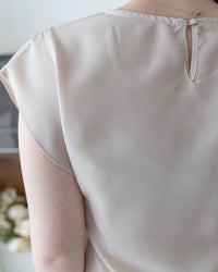 Side Ribbon Blouse 輕盈織紋雙側綁帶後金釦上衣/BU9144