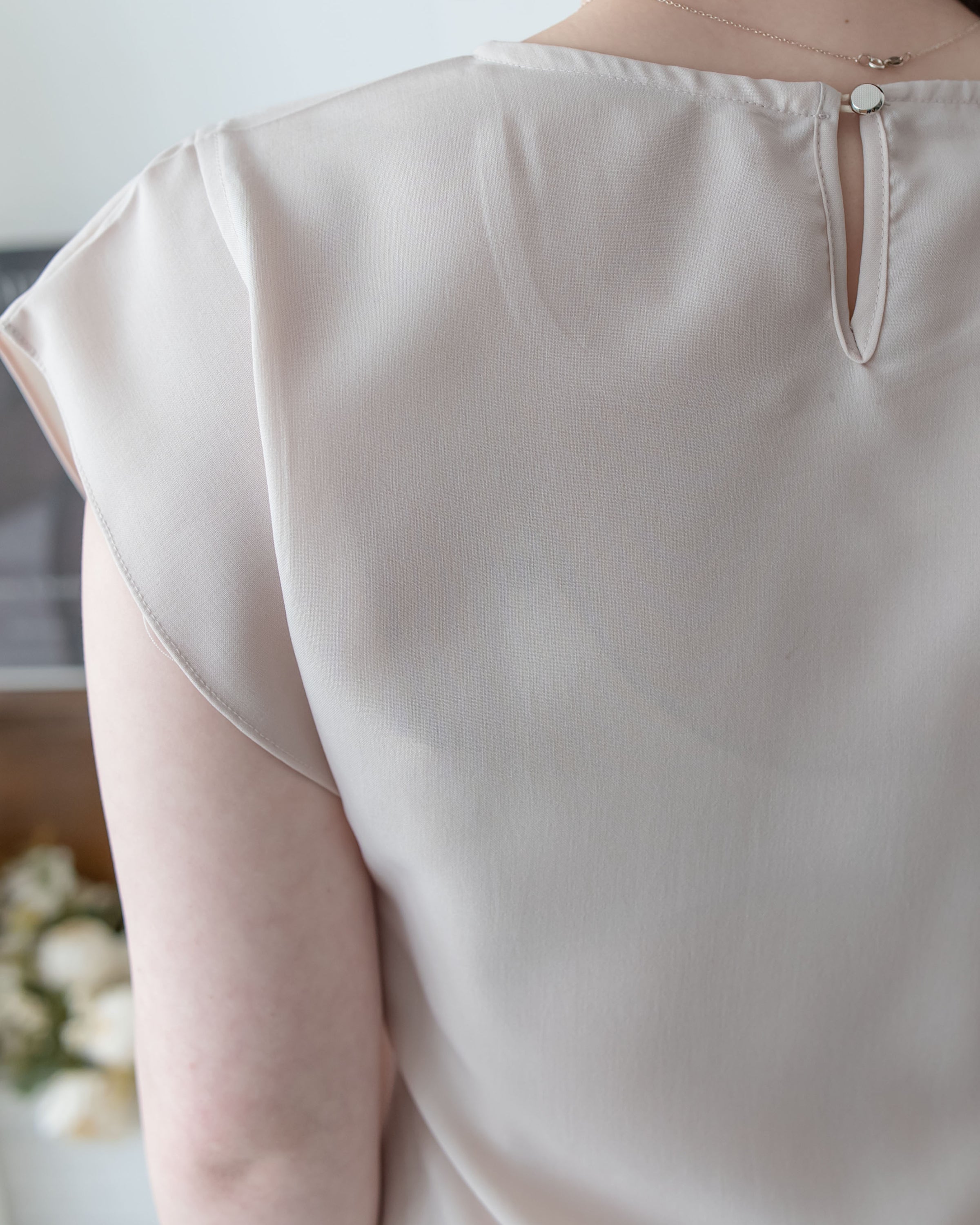 Side Ribbon Blouse 輕盈織紋雙側綁帶後金釦上衣/BU9144