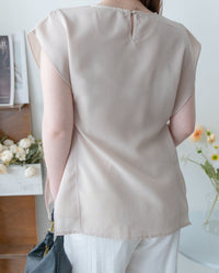 Side Ribbon Blouse 輕盈織紋雙側綁帶後金釦上衣/BU9144