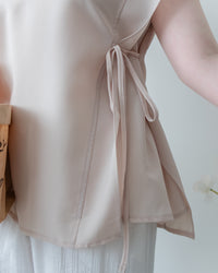 Side Ribbon Blouse 輕盈織紋雙側綁帶後金釦上衣/BU9144