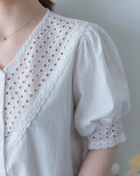 Lace Cotton Shirt 法式質感V形通花拼接恤衫/TP9234