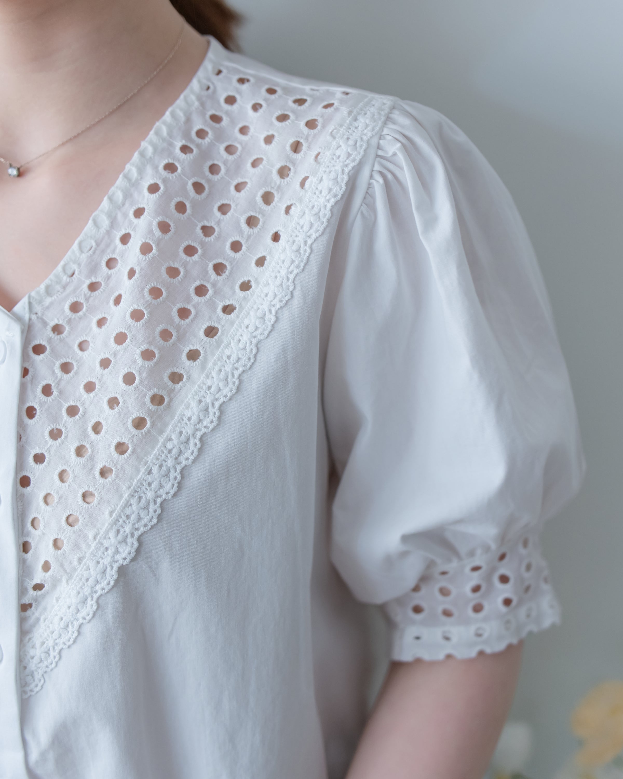 Lace Cotton Shirt 法式質感V形通花拼接恤衫/TP9234