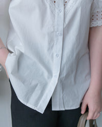 Lace Cotton Shirt 法式質感V形通花拼接恤衫/TP9234