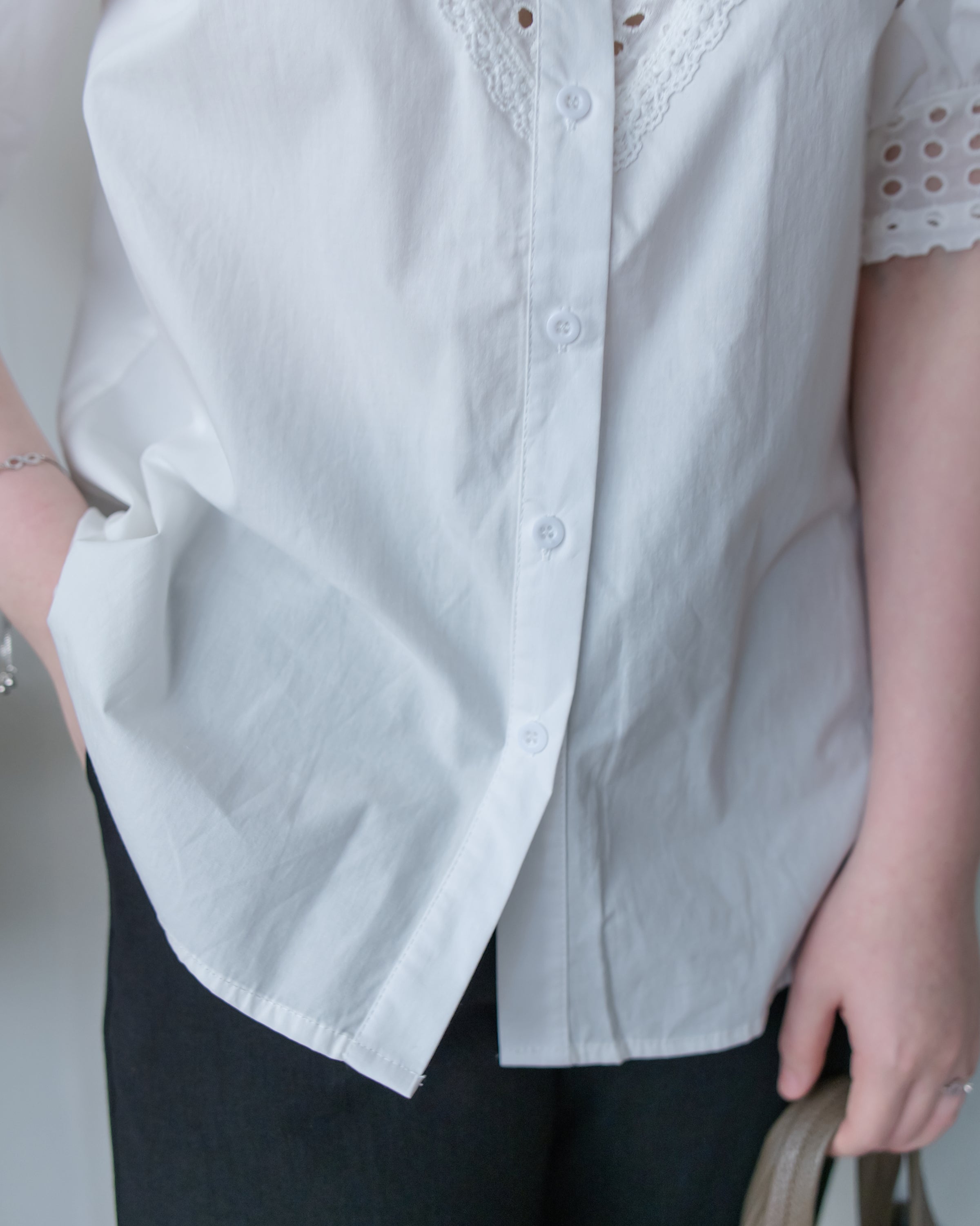 Lace Cotton Shirt 法式質感V形通花拼接恤衫/TP9234
