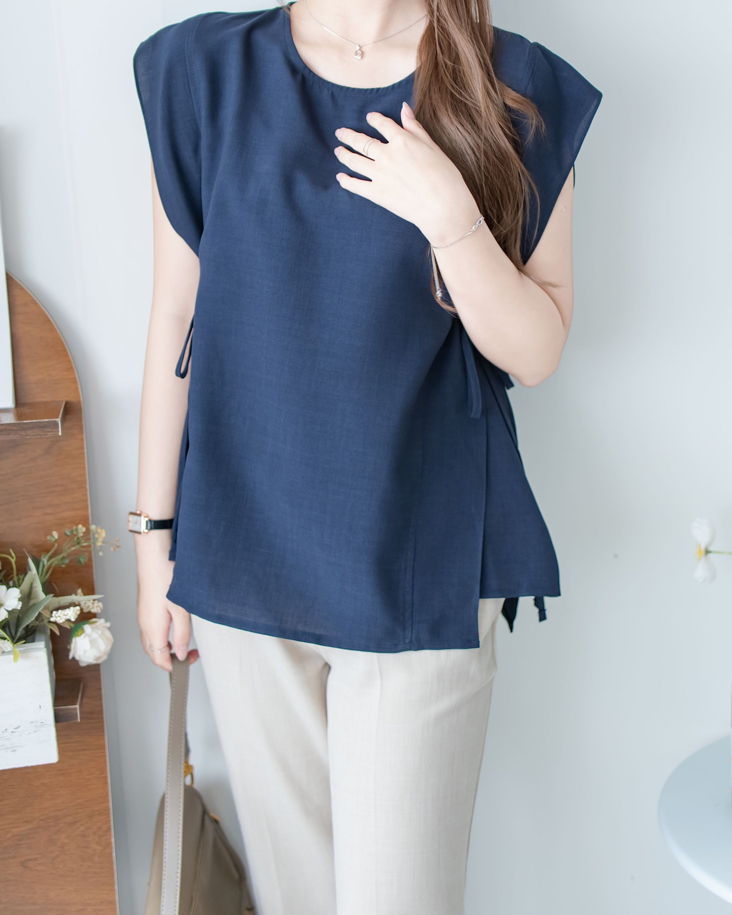 Side Ribbon Blouse 輕盈織紋雙側綁帶後金釦上衣/BU9144