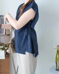 Side Ribbon Blouse 輕盈織紋雙側綁帶後金釦上衣/BU9144