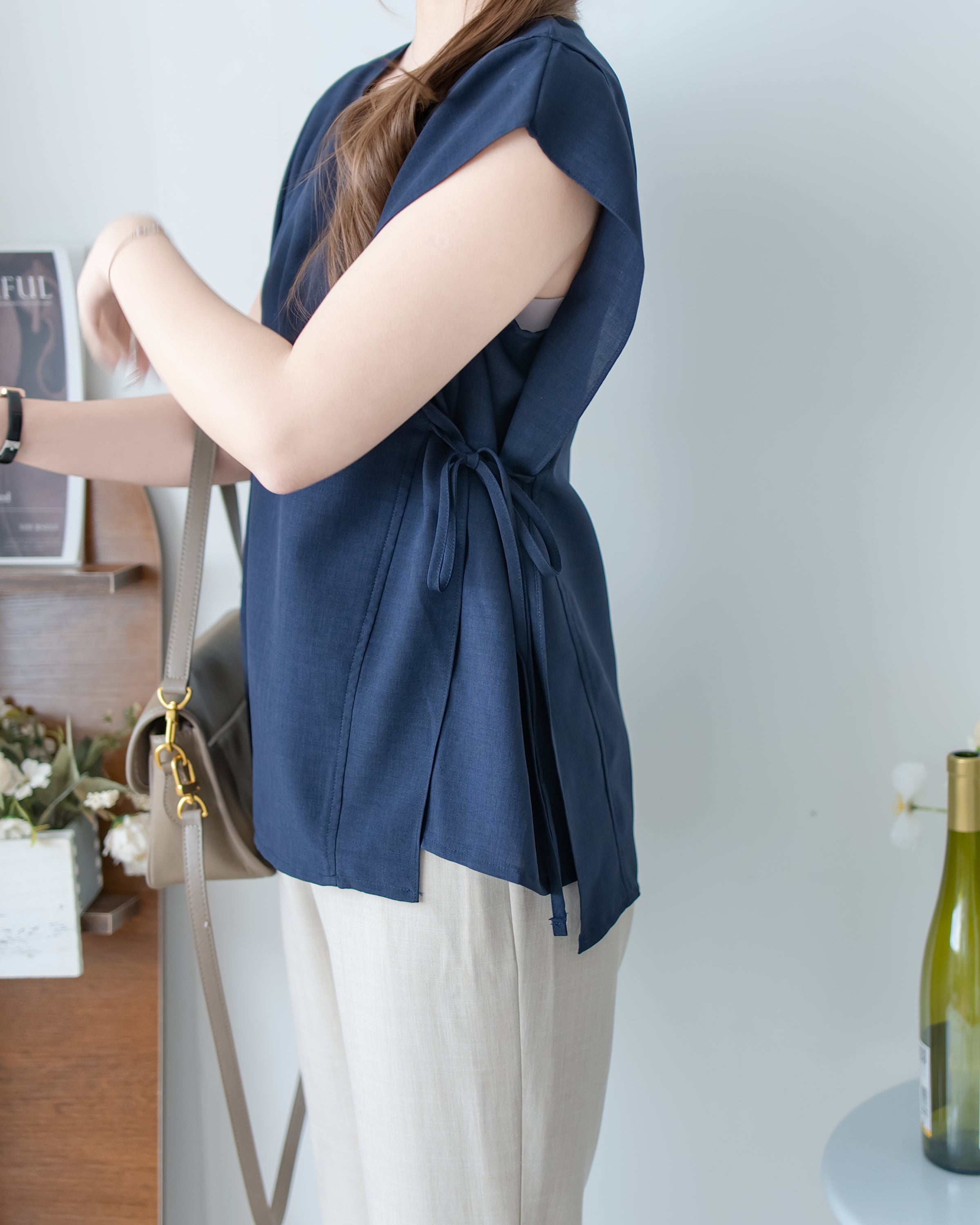 Side Ribbon Blouse 輕盈織紋雙側綁帶後金釦上衣/BU9144
