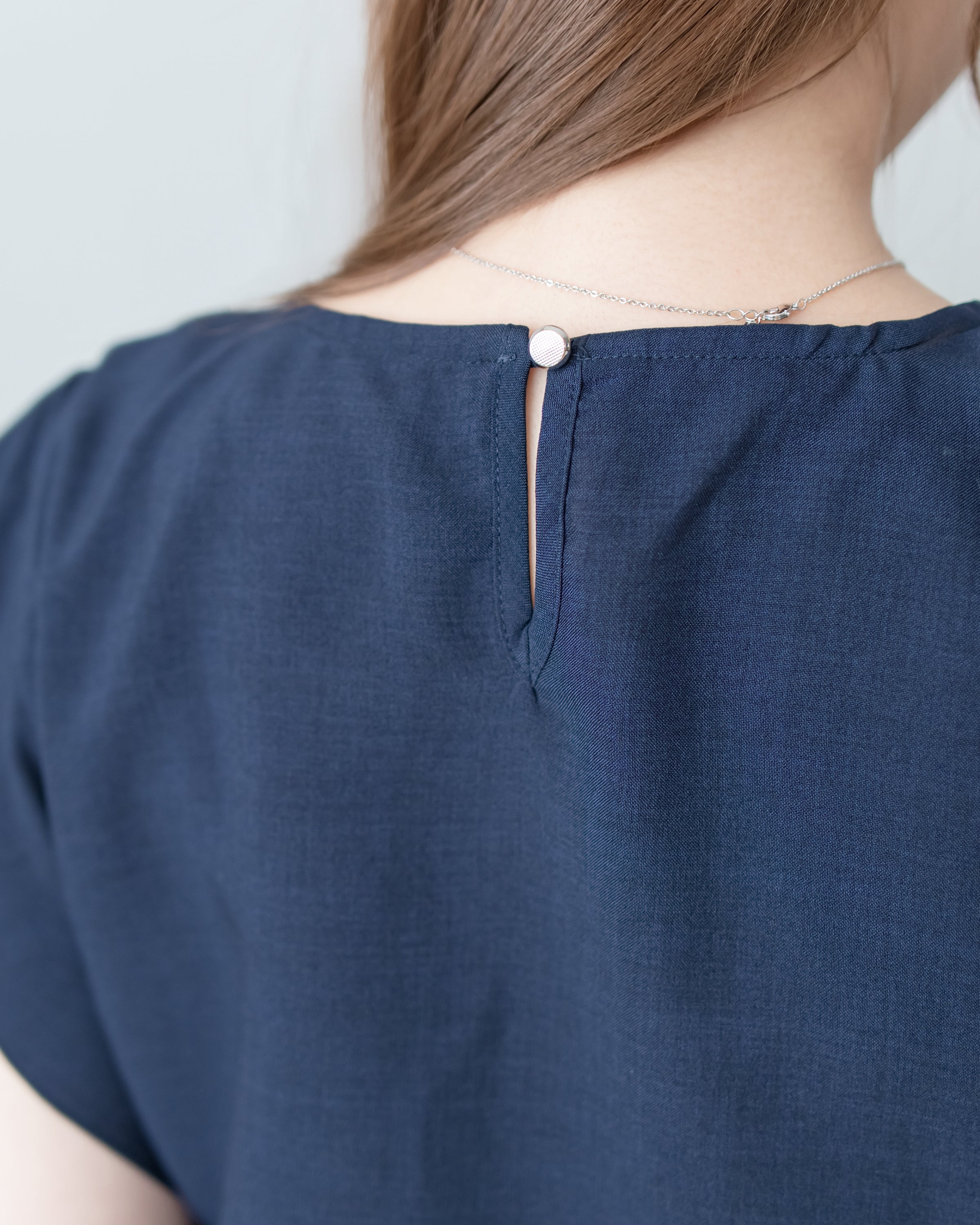 Side Ribbon Blouse 輕盈織紋雙側綁帶後金釦上衣/BU9144