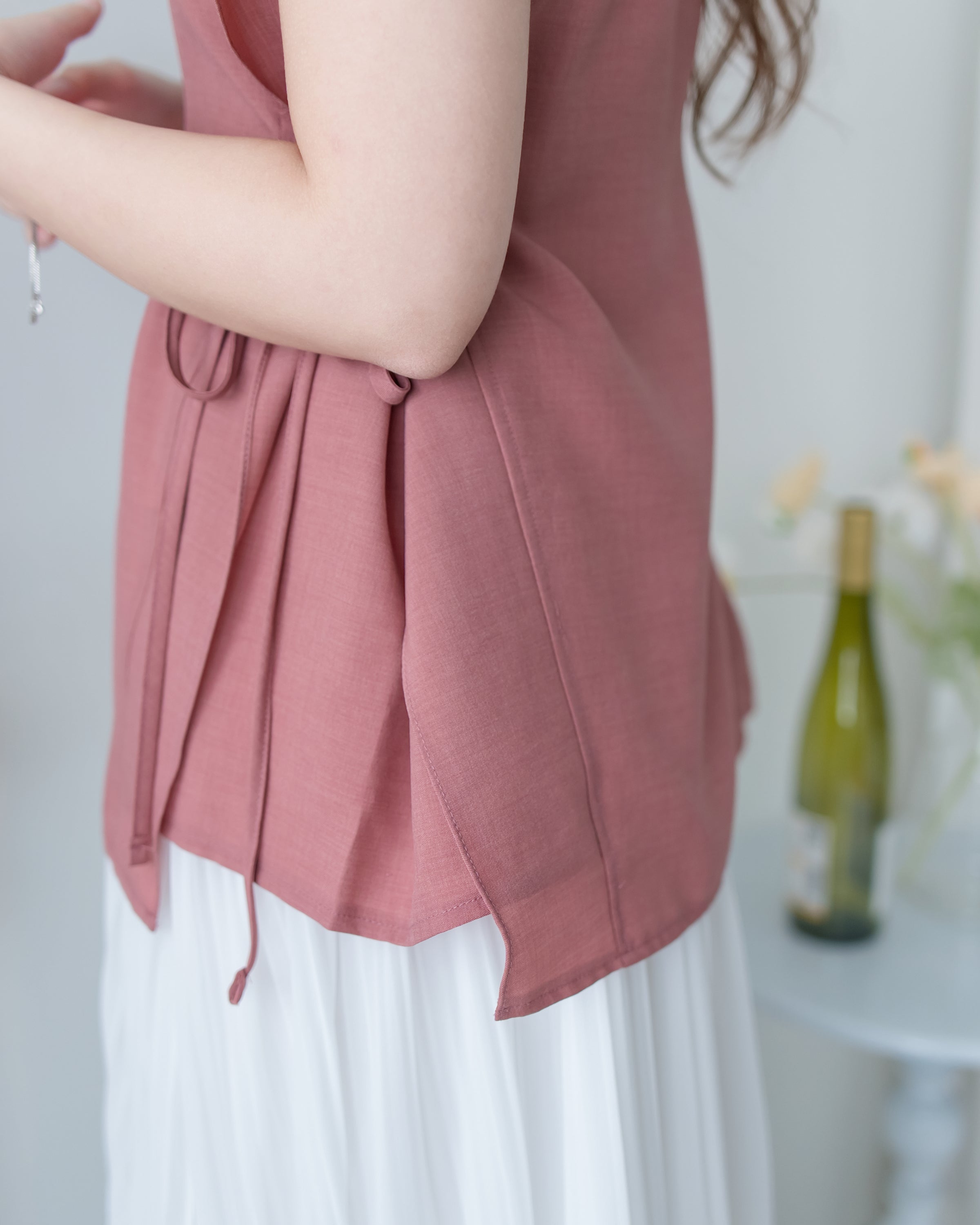 Side Ribbon Blouse 輕盈織紋雙側綁帶後金釦上衣/BU9144