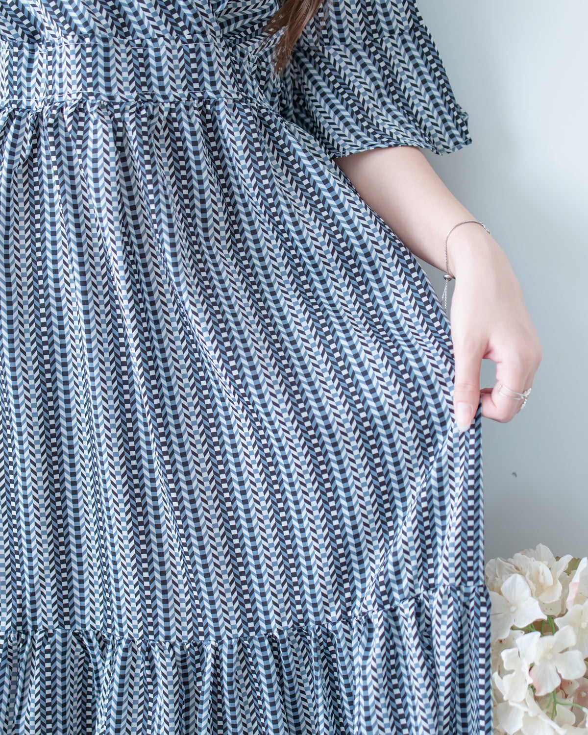 Geometric Dress 幾何剪紋印花疊V領後腰彈性連身裙/ DS1193