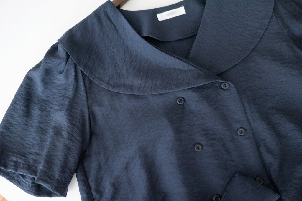 [ BEST ✈️ LIMITED RESTOCK!]  Navy 深藍雙排鈕扣紋理翻領口上衣, Blouse/ BU8926
