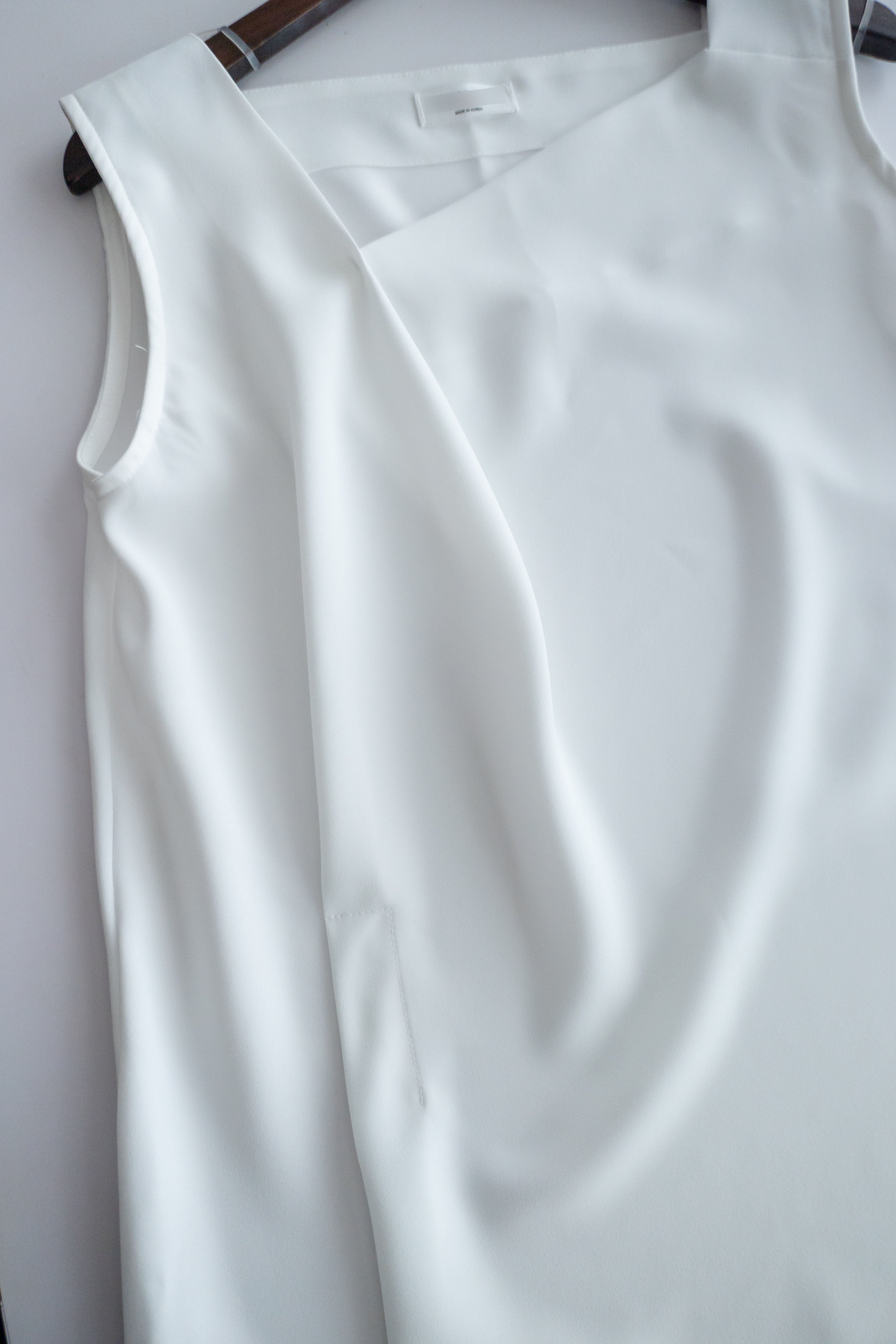 Asymmetrical 微斜方領軟滑無袖. Blouse/ BU8943 (white sold out)
