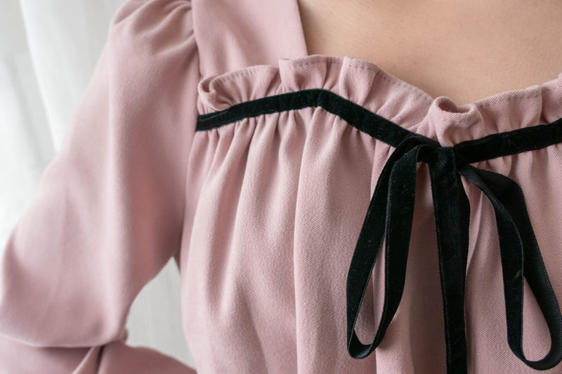 Wonderland 絨面皺褶方領輕優雅上衣, Blouse/ BU8987 (pink sold out)