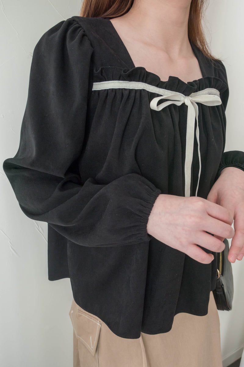 Wonderland 絨面皺褶方領輕優雅上衣, Blouse/ BU8987 (pink sold out)