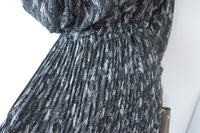 【現貨限量回歸 】Firework 花火線條幾何印花防皺百褶連身裙, Dress/ DS9429