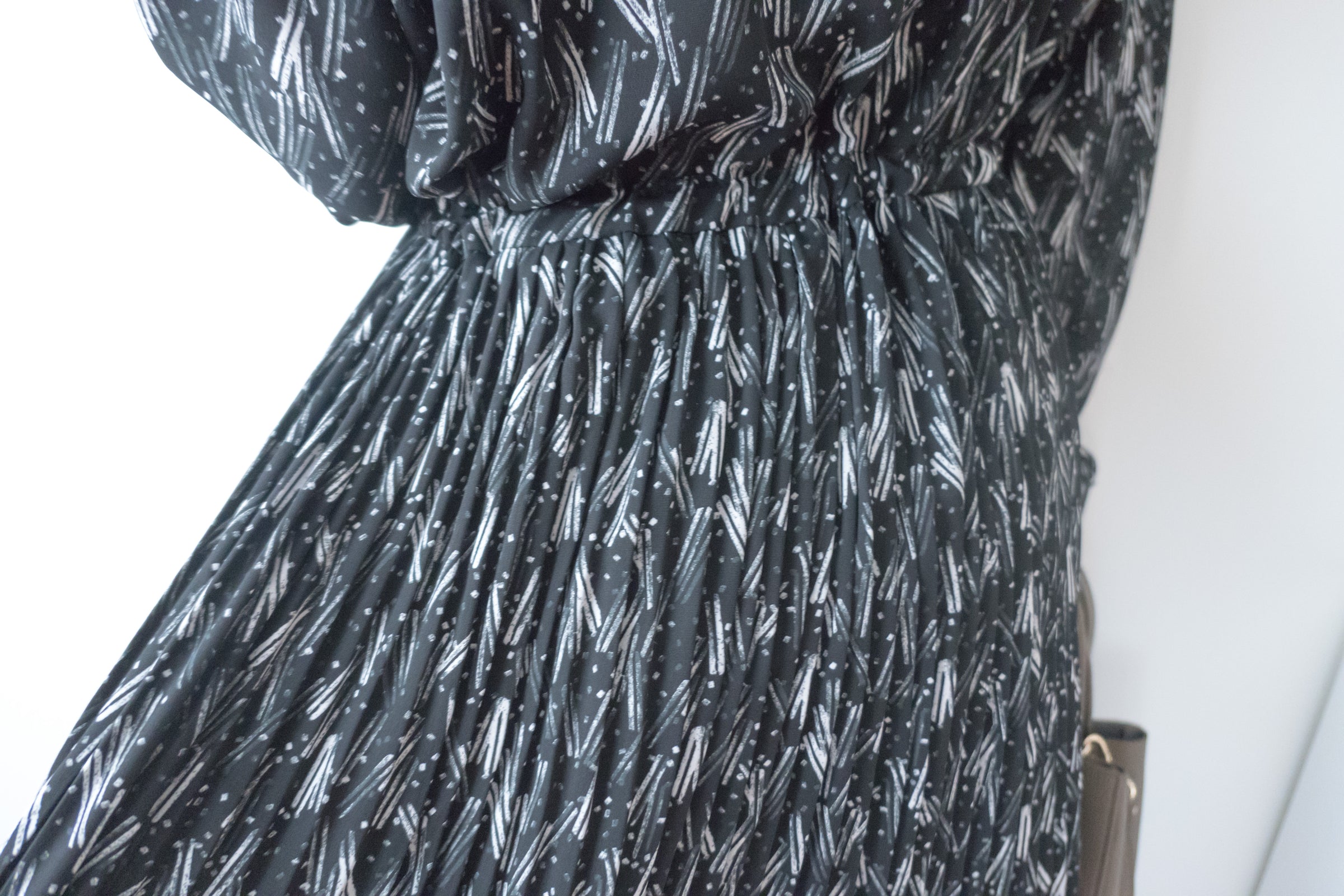 【現貨限量回歸 】Firework 花火線條幾何印花防皺百褶連身裙, Dress/ DS9429