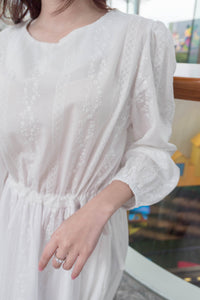 ( 精緻通花 ) 輕盈白色繡通花側蝴蝶連身裙, Dress/ DS9443