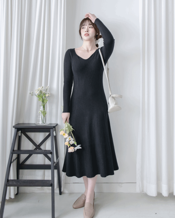 Knit Black Dress 弧形V領顯瘦彈性小黑裙/ DS1021