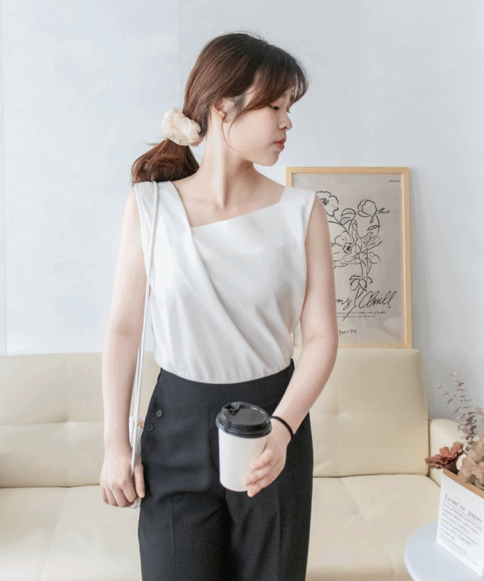 Asymmetrical 微斜方領軟滑無袖. Blouse/ BU8943